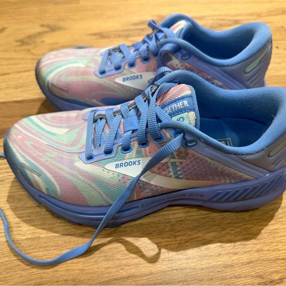 Brooks Women's Adrenaline Gts 22 size 5 Easter - Picture 3 of 7